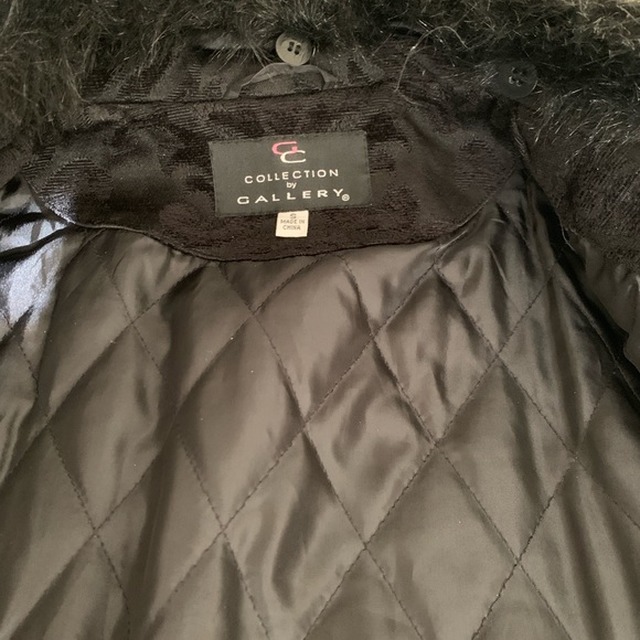 Coat with floral pattern. - Picture 2 of 8